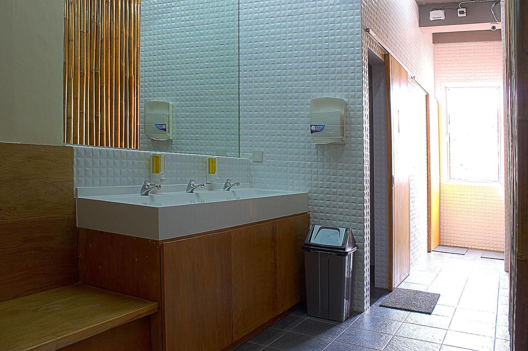 Teduh Hostel Kota Tua Giacarta Esterno foto
