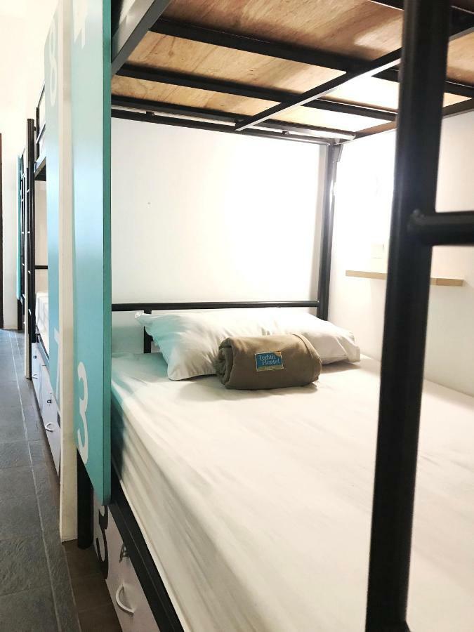 Teduh Hostel Kota Tua Giacarta Esterno foto